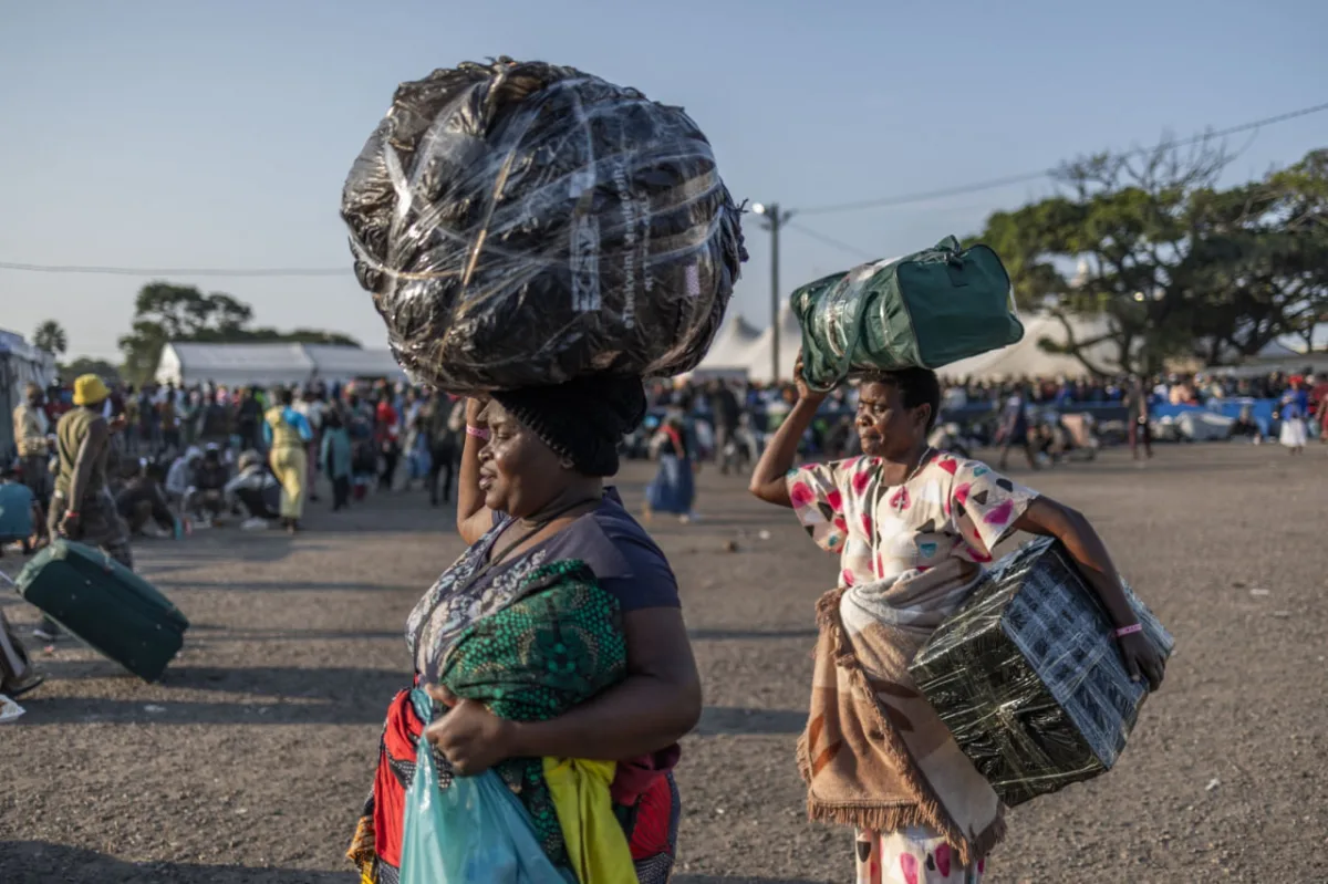 Thousands of migrants flee South Africa as anti-foreigner deadline looms